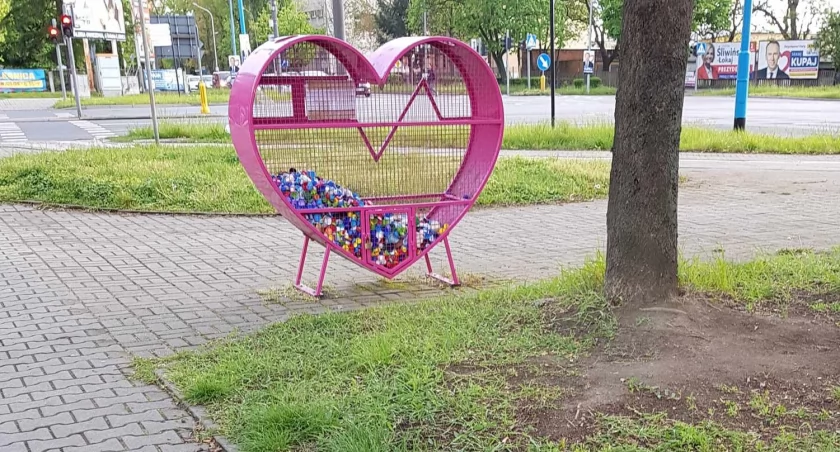 Z Legnicy znikają serca na nakrętki. Dlaczego?