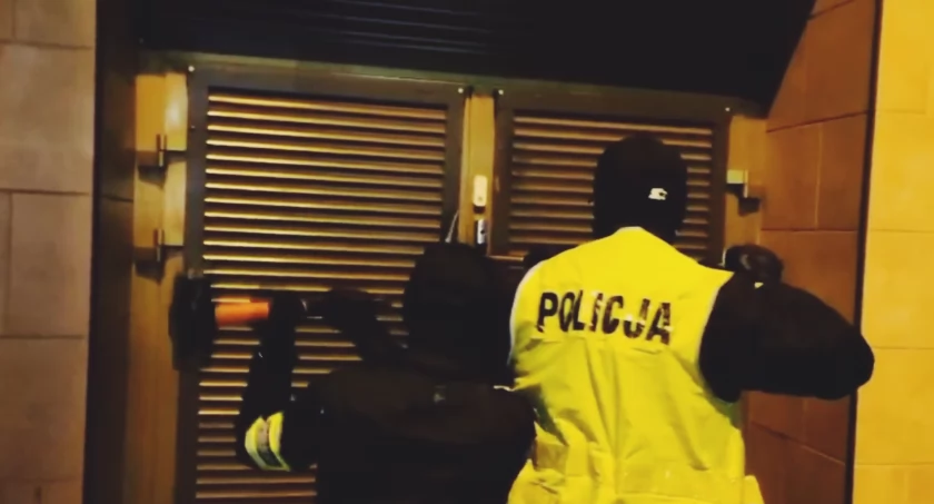 Policja wpadła do jaskini hazardu przy jednej z głównych ulic w Legnicy - film z akcji