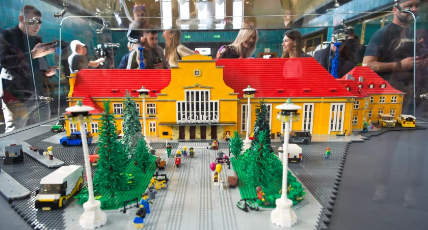 Na dworcu stanęła makieta kolejowa wykonana z klocków Lego - fotogaleria