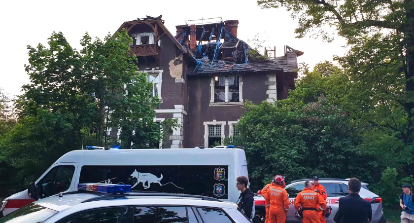 Runął dach pustostanu na Oświęcimskiej. Na miejsce sprowadzono psy tropiące