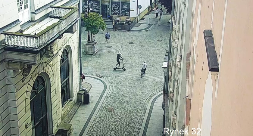 Policja publikuje film z wypadku z udziałem kierującego hulajnogą i rowerzystki