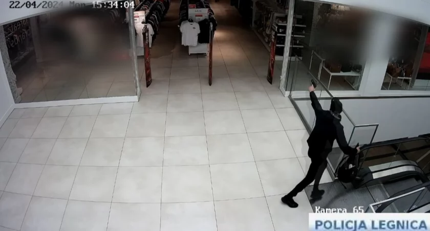 Wymierzył w kierunku pracowników przedmiot przypominający broń. Trafił do aresztu. FILM