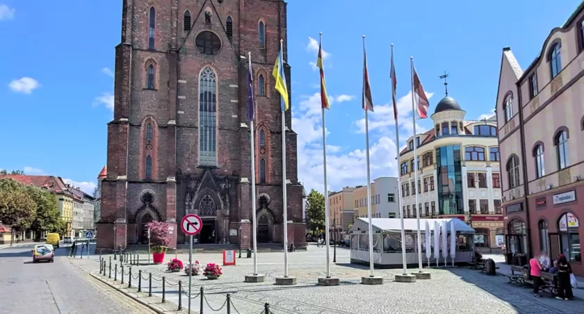 Agresywny, pijany mężczyzna zniszczył francuską flagę