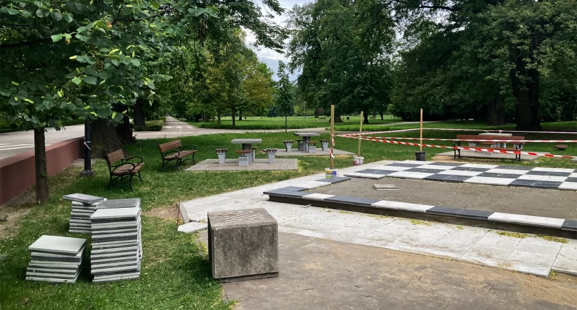 Remont szachownicy w Parku Miejskim