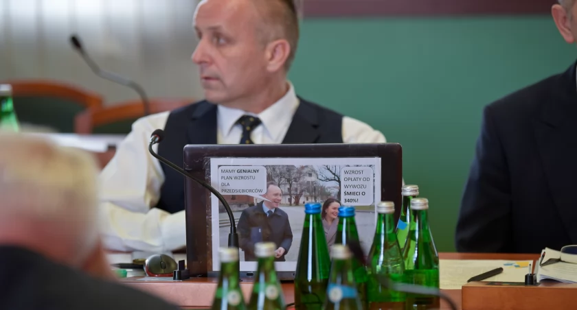 Radny Andrzej Lorenc i jego mały przenośny bilbord, czyli po co jest sesja