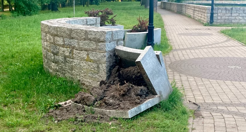 Rozpadły się granitowe donice w parku