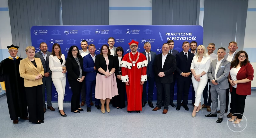 Absolwenci studiów EMBA w Collegium Witelona odebrali dyplomy 