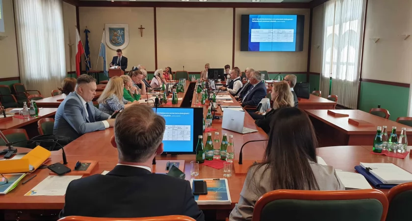 Rada Miejska przegłosowała wotum zaufania i absolutorium dla prezydenta Legnicy 