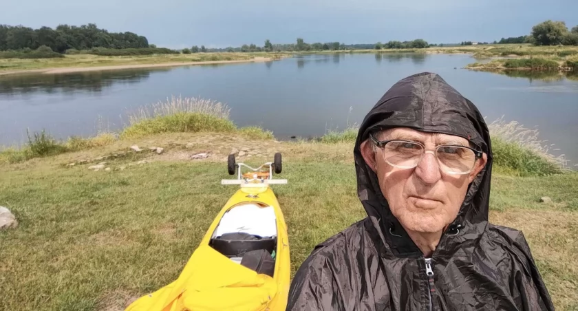 Stanisław Włodarczyk płynie Odrą dla chorego dziecka