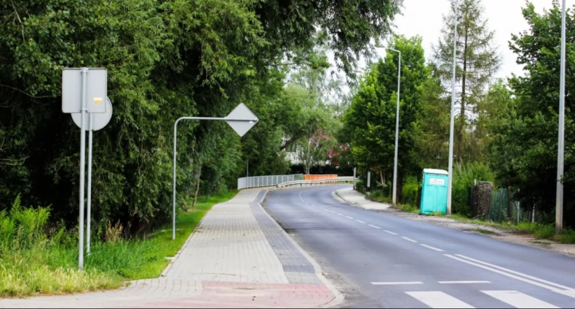 Przy ulicy Działkowej powstał nowy chodnik, ale... krótszy niż zakładano