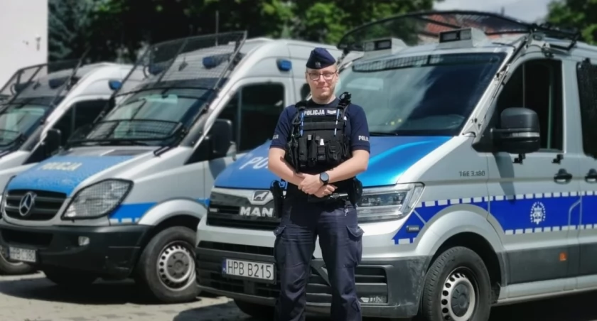Nieprzytomny mężczyzna leżał na chodniku. Zauważył go policjant po służbie 