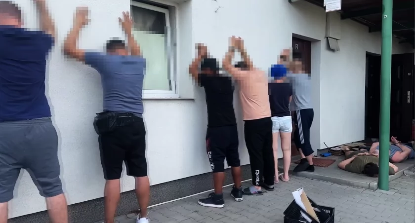 Szturm kontrterrorystów pod Legnicą - zatrzymano kilku obcokrajowców (FILM)