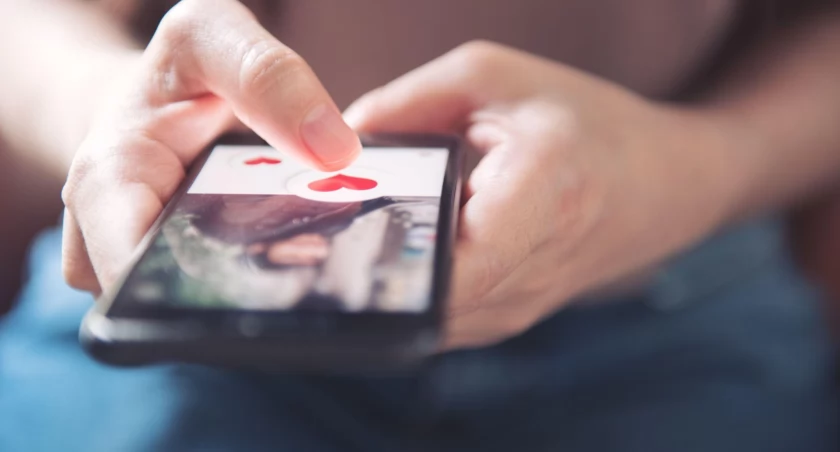 Jak poznawać ludzi online? Poradnik dla początkujących