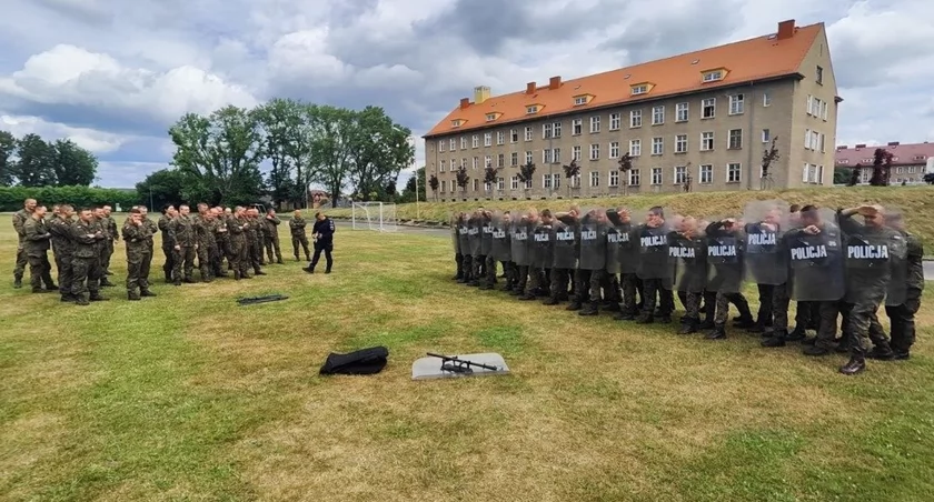 Legniccy policjanci szkolą żołnierzy do zadań na granicy z Białorusią