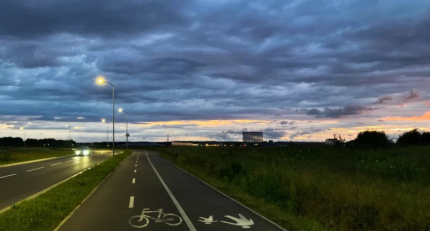 Upał, możliwe burze, lokalnie trąba powietrzna - ostrzeżenie meteo