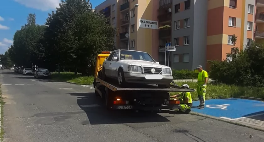 Kolejne zapomniane wraki znikają z ulic