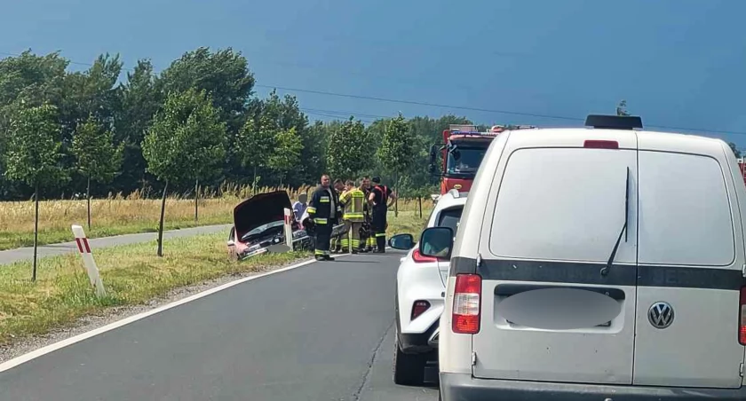 Wypadek w Ziemnicach - dwie osoby trafiły do szpitala