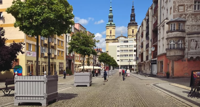 Rowery i zwykłe hulajnogi mogą już jeździć po Rynku w Legnicy 