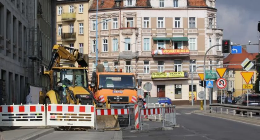 Na Wrocławskiej utrudnienia w ruchu - mogą tworzyć się korki