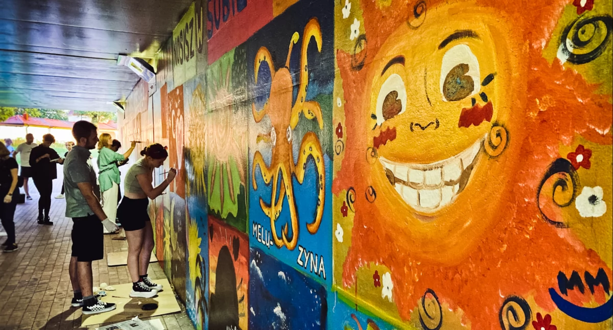 Słoneczne przejście - mieszkańcy stworzyli kolorowy mural w Parku Miejskim (FOTO)