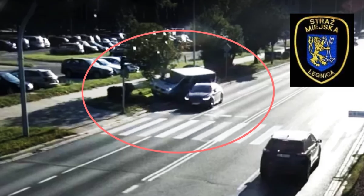 Rozpędzony 18-latek przejechał autem przez chodnik i uderzył w dwa auta