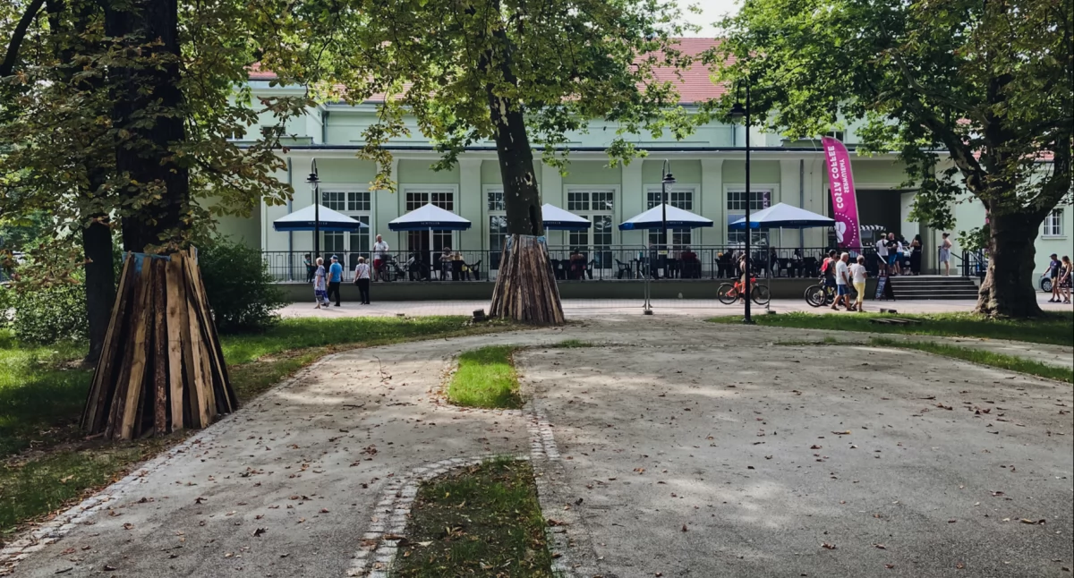 Trwa przebudowa alejek w parku (FOTO)