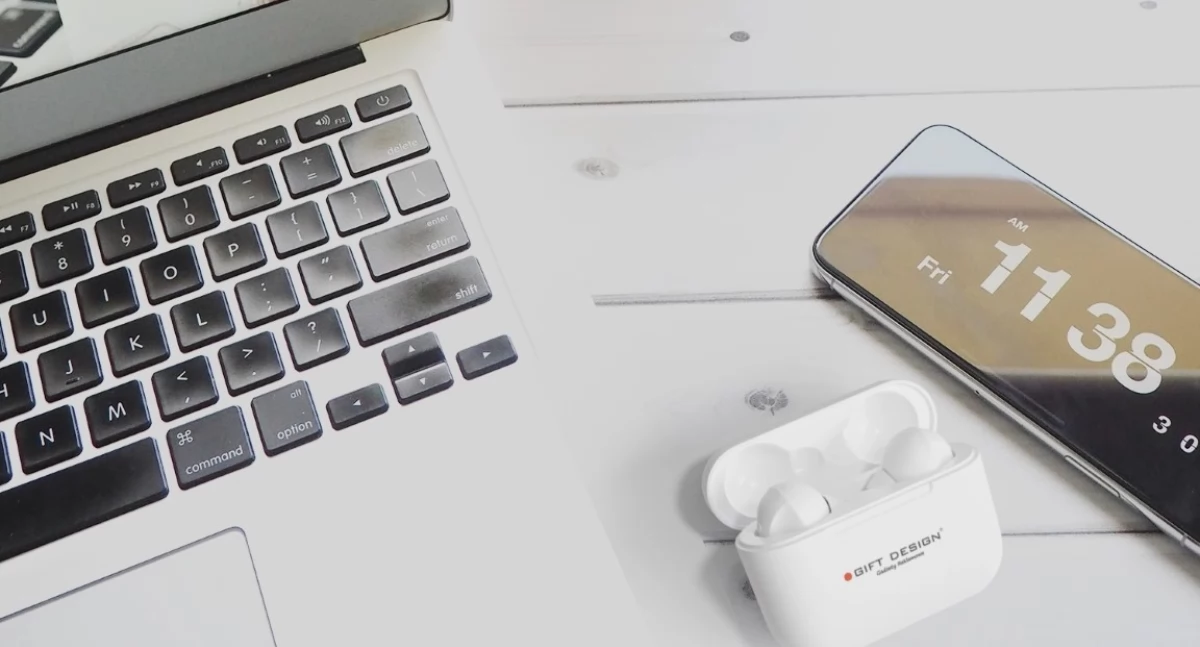 Słuchawki z logo – niebanalny pomysł na gadżet reklamowy Twojej firmy
