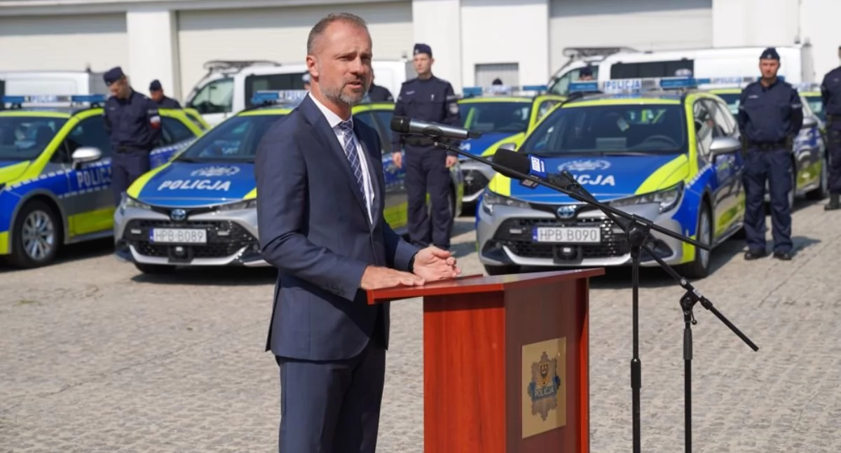 36 radiowozów z napędem hybrydowym dla dolnośląskiej drogówki