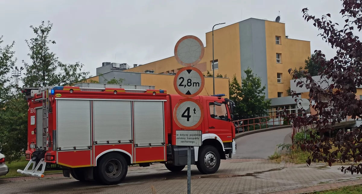 Wozy strażackie pędziły na sygnale do legnickiego szpitala. Co się stało?