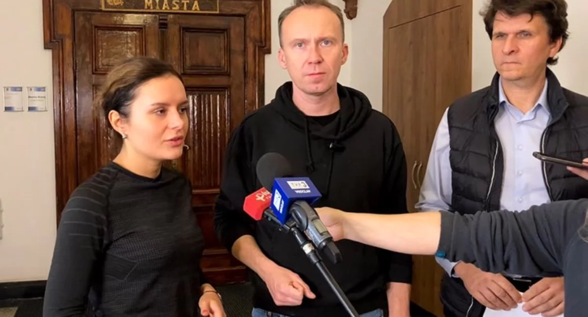Wały przeciwpowodziowe w Legnicy utrzymują wodę, ale podmakają. Nie chodźcie po nich 
