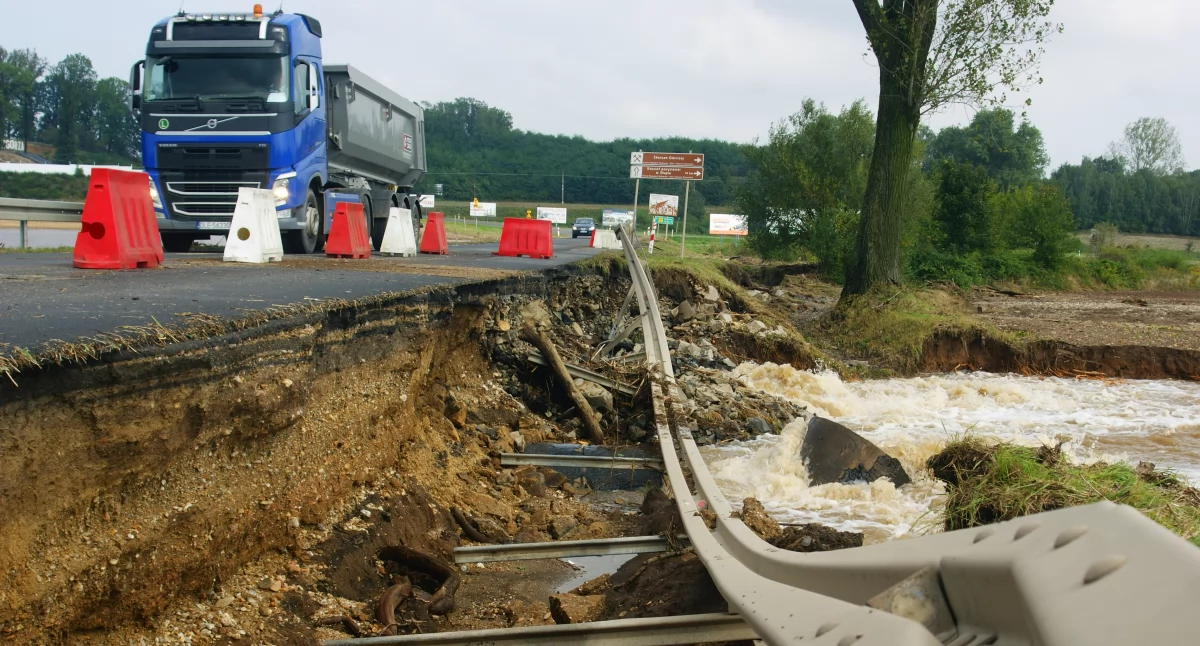 Wezbrana Kaczawa uszkodziła drogę między Legnicą a Złotoryją