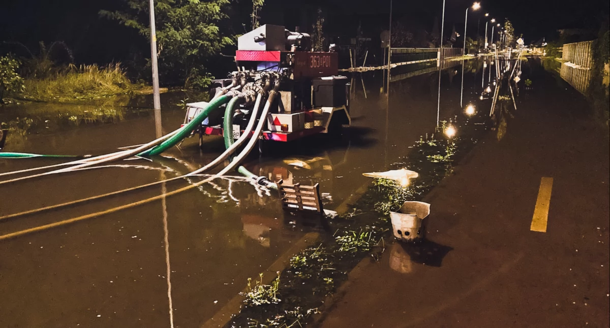 Schodzi woda z ul. Karlińskiego i Gumińskiego
