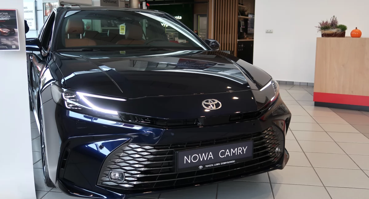 Nowa Toyota Camry i Land Cruiser – legendarne modele dostępne w salonie Toyoty w Lubinie!