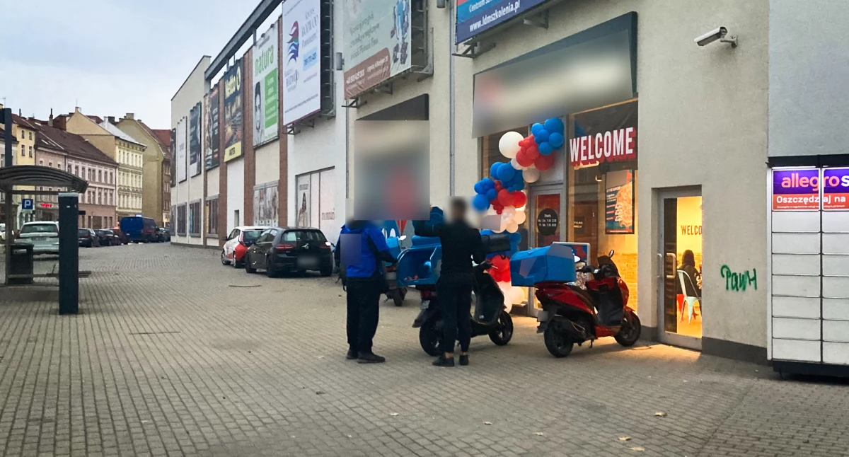 Dostawcy jeżdżą po chodniku i za nic mają przepisy (FOTO i FILM)