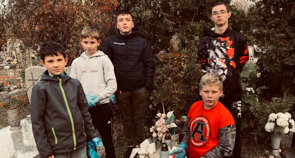 Młodzi kibice z ośrodka Kibice Razem Miedź Legnica sprzątali groby