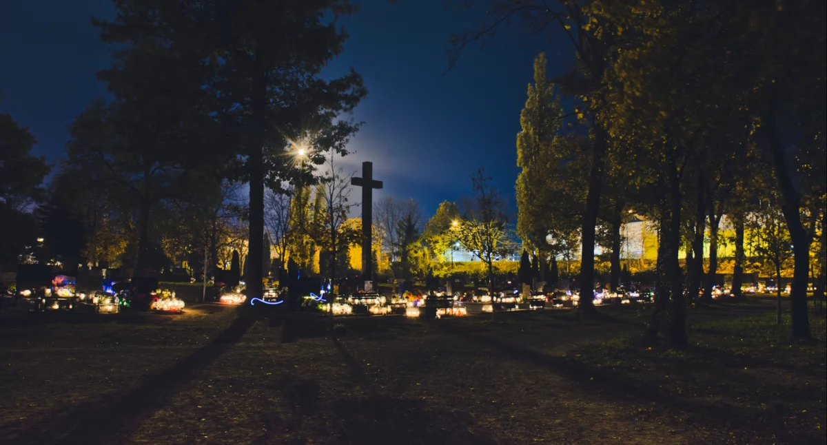 Legnicki cmentarz po zmroku w Dzień Wszystkich Świętych (FOTO)