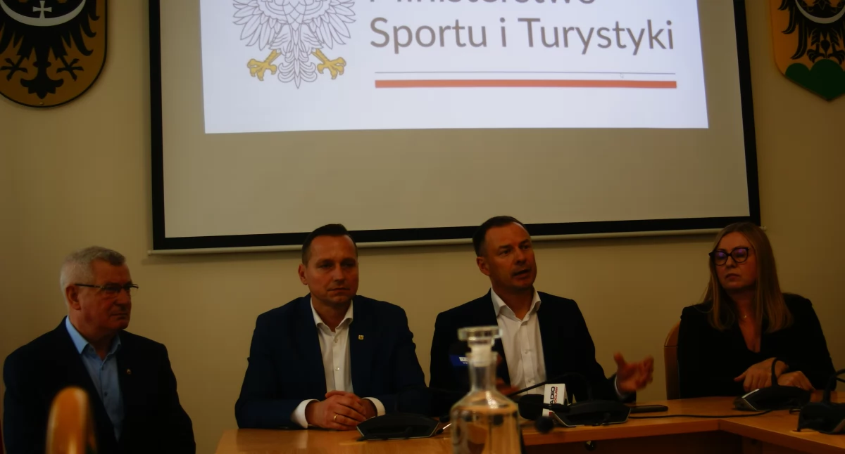 Minister przyjechał do Złotoryi z milionem złotych i zachętą do budowy basenu