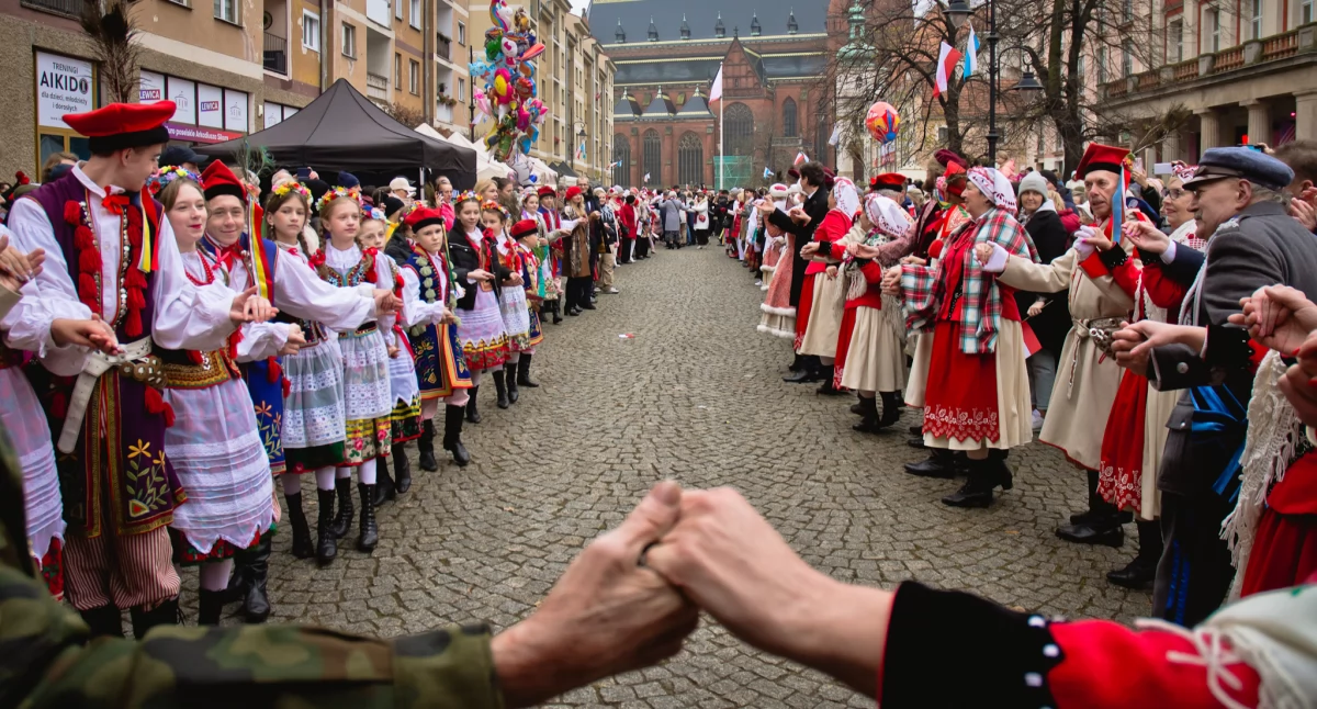 Legniczanie zatańczyli Poloneza dla Niepodległej (FOTO)