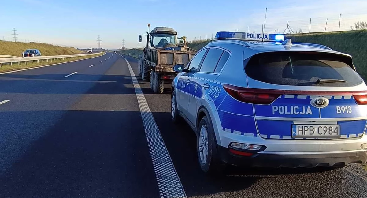 Rolnik pomylił wjazdy. Policjanci pilotowali ciągnik na ekspresówce 