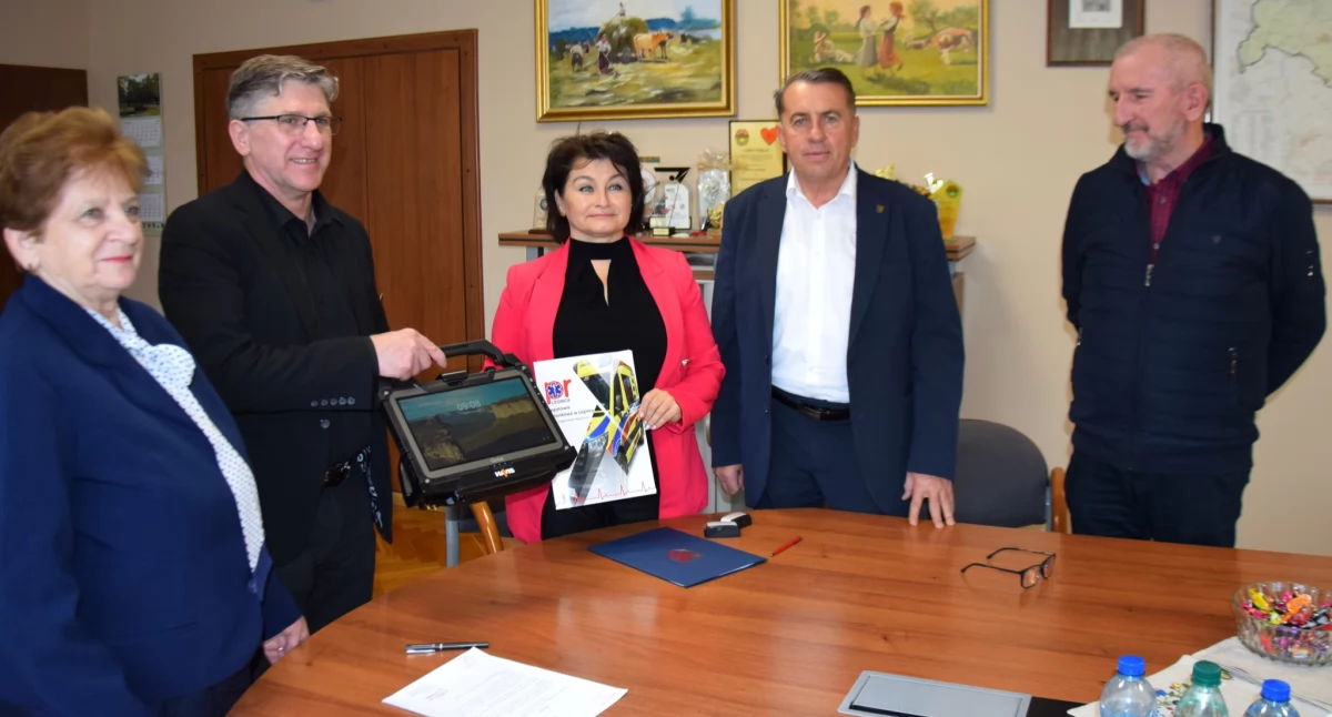 Pogotowie Ratunkowego w Legnicy otrzymało nowy tablet medyczny 