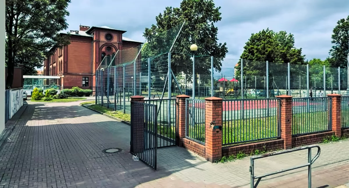 Policja uspokaja - nie było porwania dziecka spod szkoły 