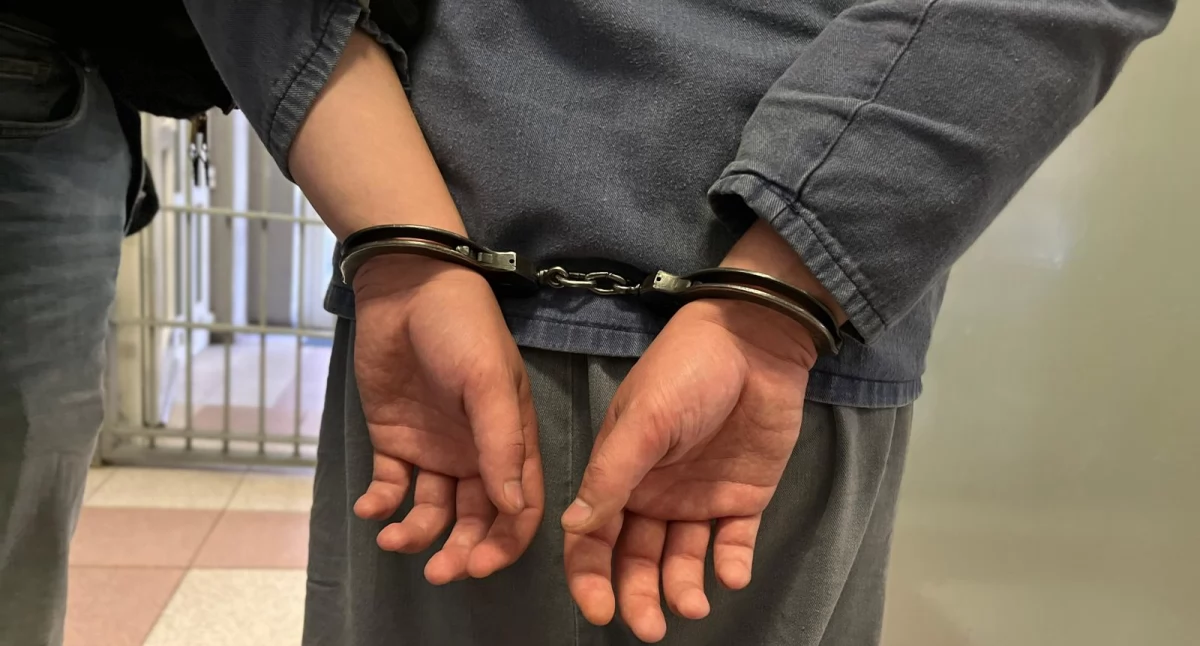 Sklepowy złodziej bił ochroniarza butelką po głowie 