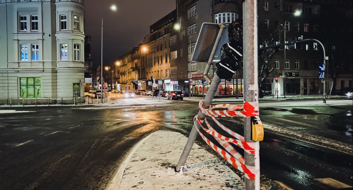 Pijany kierowca wjechał w sygnalizator i uciekł (FOTO)