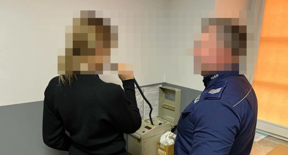 Wjechała w latarnię, miała 2 promile 