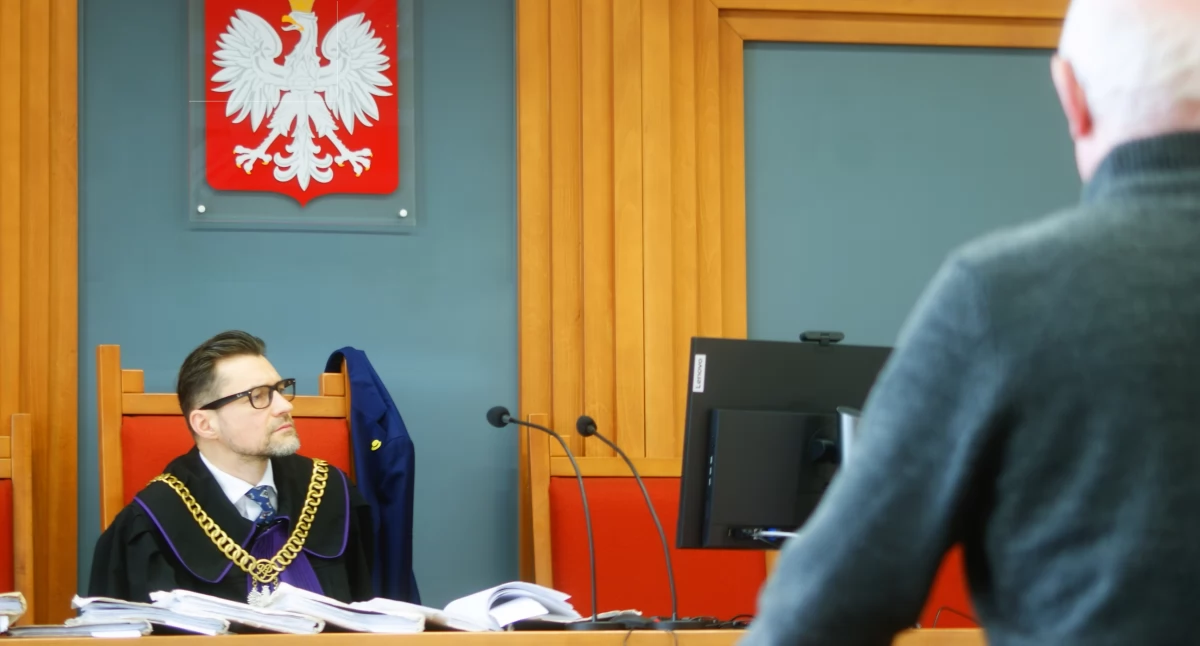 Proces komornika oskarżonego o okradanie klientów