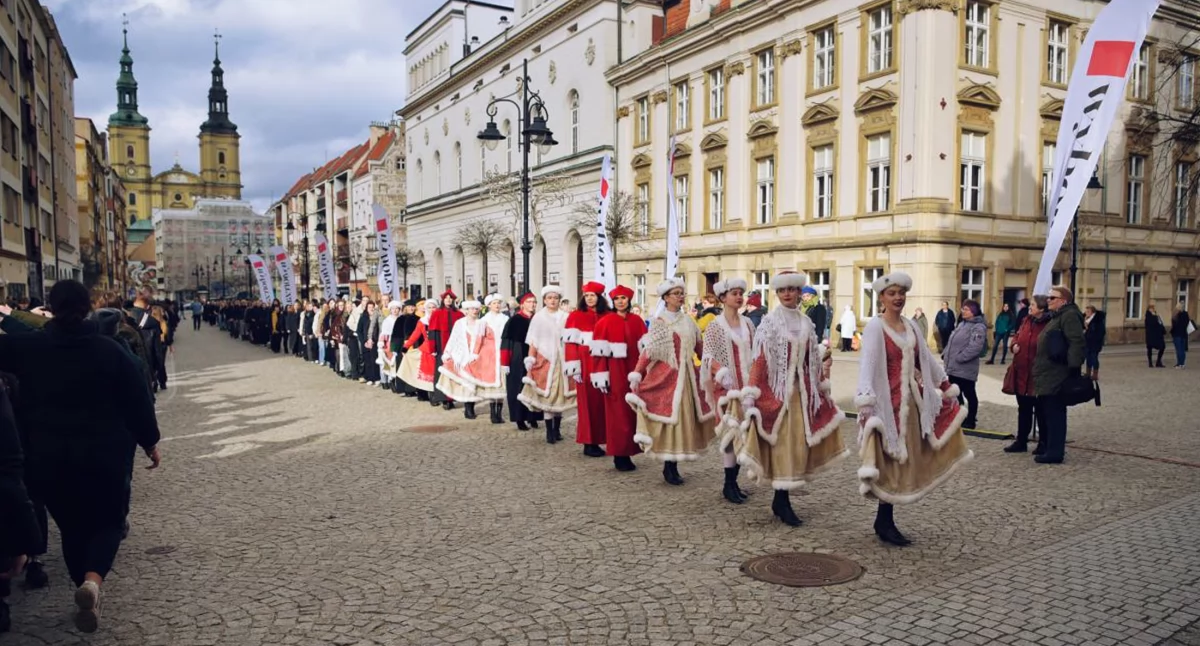 Maturzyści zatańczą Poloneza Witelona na legnickim Rynku