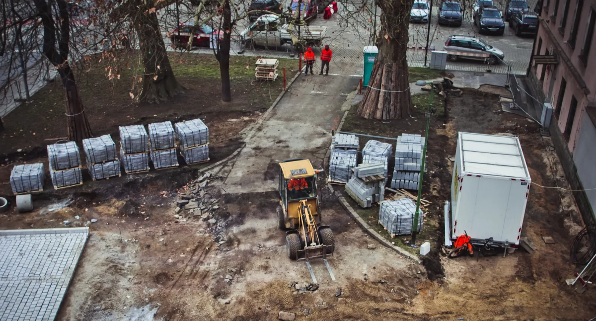 Trwa przebudowa podwórza przy Urzędzie Miasta (FOTO)