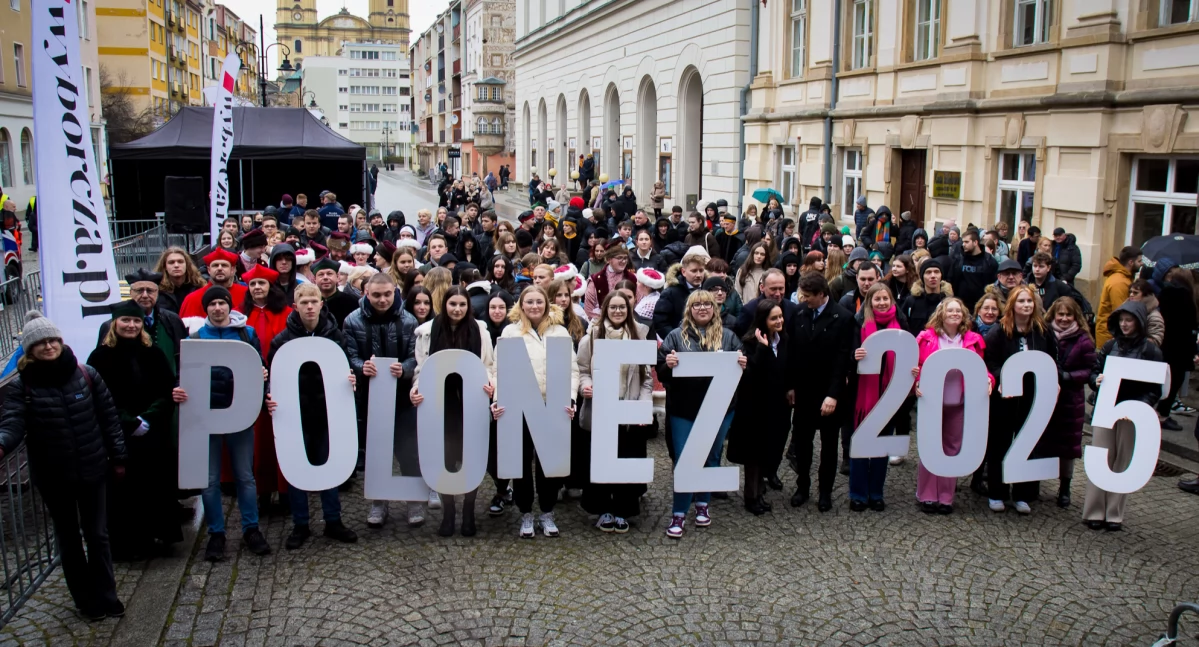 Maturzyści zatańczyli poloneza na Rynku (FOTO)