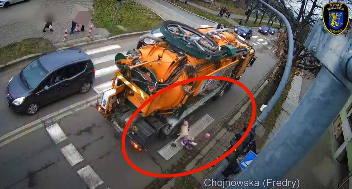 O włos od tragedii - dziecko wjechało wprost pod pojazd (FILM)