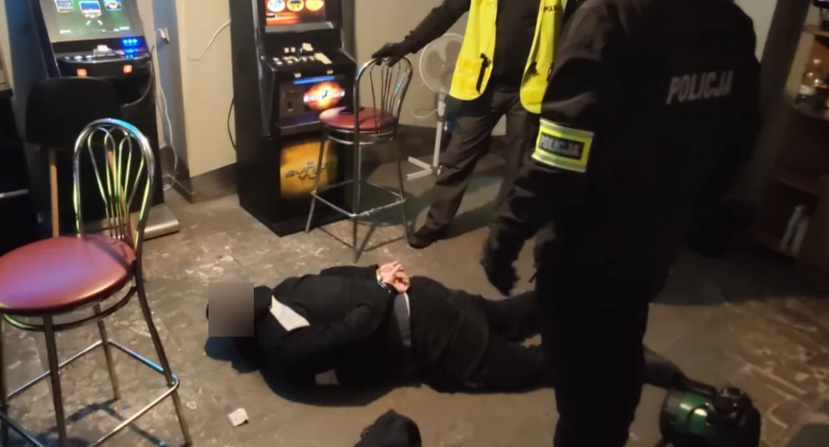 Policja wpadła do nielegalnego punktu z automatami przy ulicy Kartuskiej (FILM)